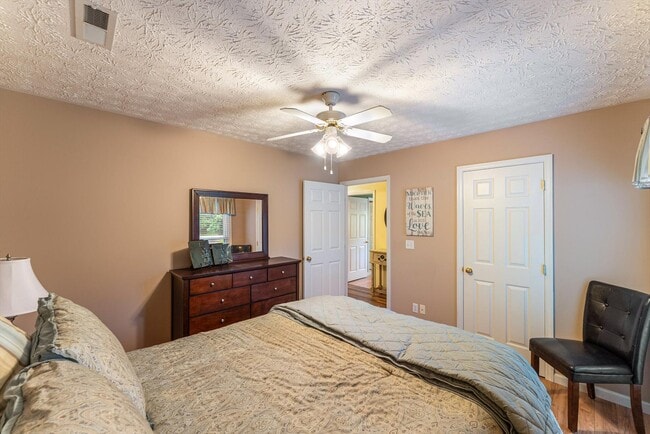 Building Photo - 519 Country Oaks Dr