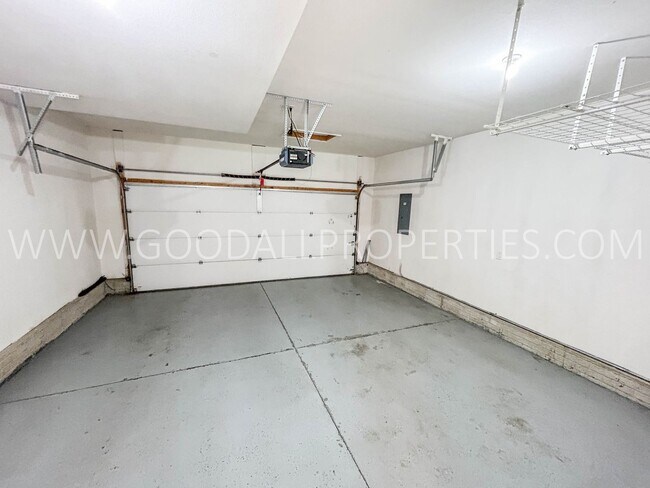 Building Photo - 3 Bedroom, 2.5 Bathroom in West Des Moines