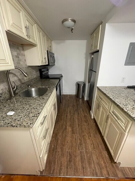 Building Photo - 242 Beacon St