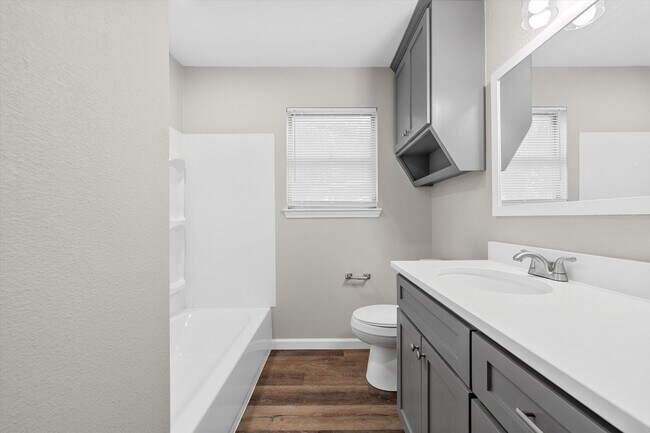 Building Photo - Updated 2 Bedroom in Connally ISD