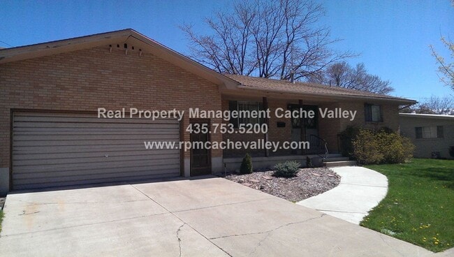 Building Photo - 3 bedroom home that is pet friendly! Available in May!