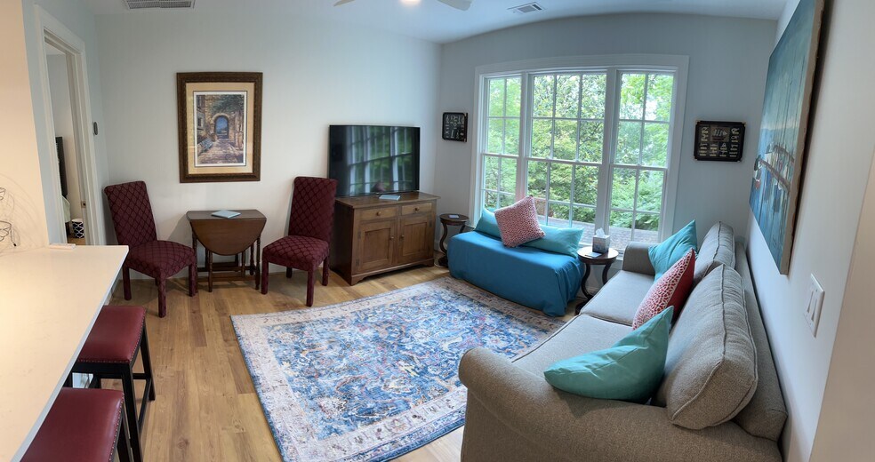 Natural light - treehouse-type view - 332 Lamont Dr