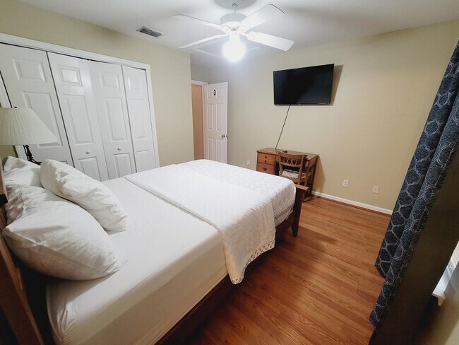 Building Photo - 1926 Fannie Dr