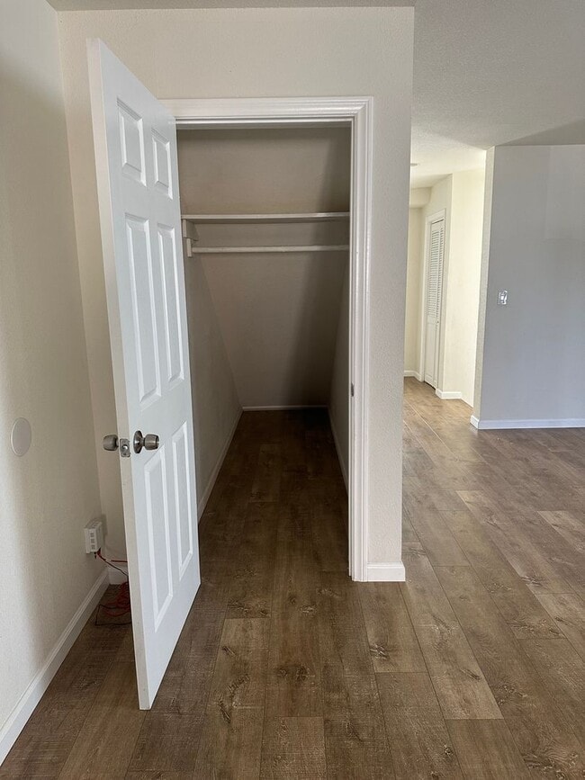 Building Photo - 2 Bed, 1.5 Bath Stunning, Gated Tri-Level ...