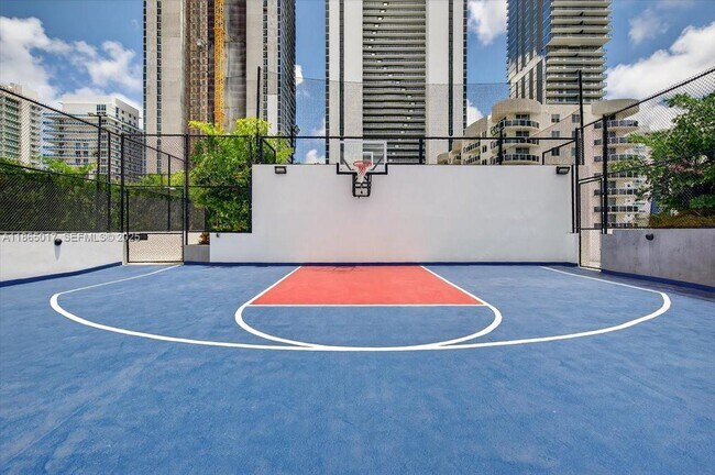 Building Photo - 700 NE 24th St