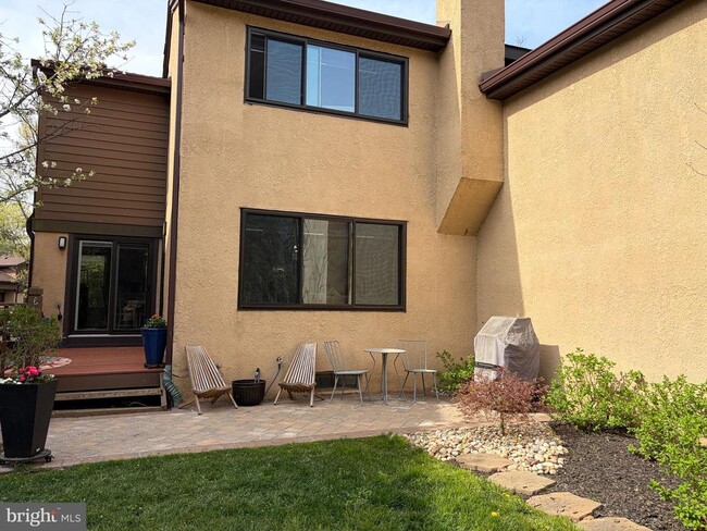 Building Photo - 98 Sayre Dr