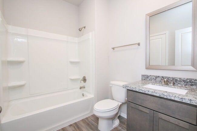 Building Photo - Beautiful 3 Bedroom / 2 Bathroom home in 7...