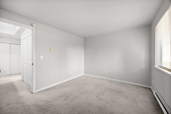 Building Photo - TOWNHOUSE IN KENT! Two story condo/townhouse 2 bedroom 1.5 bathroom TOWNHOUSE in Kent at Colonial...