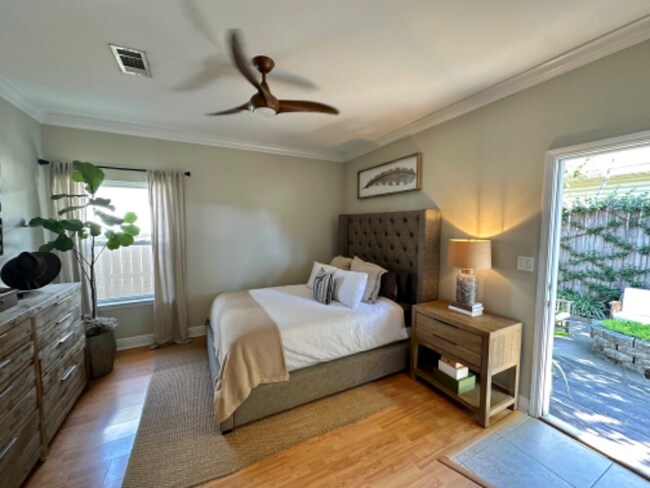 Building Photo - 902 N Davis Hwy