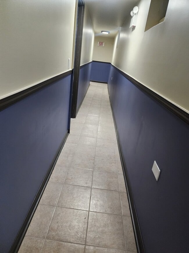 Building Photo - 3353 W Warren Blvd