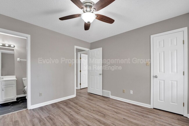Building Photo - 3014 Meadows Ln