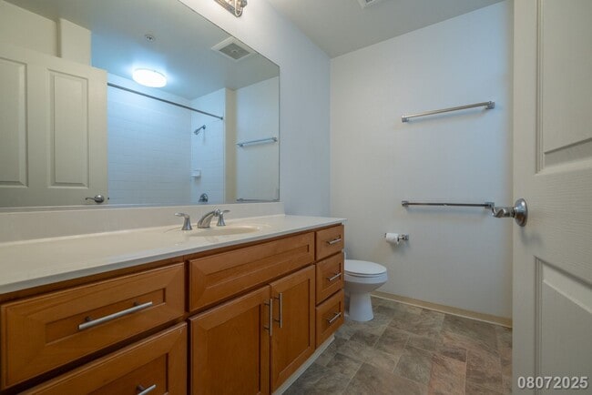 Building Photo - $2200 / 1br - 500ft2 - 1br/1ba/2pkg Townho...