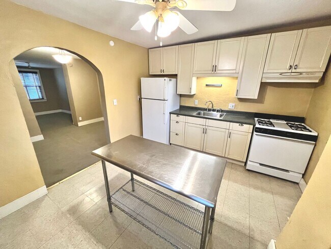 Building Photo - 424/424A, 424B W. Washington Street