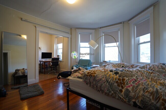 Building Photo - 231-235 Park Dr