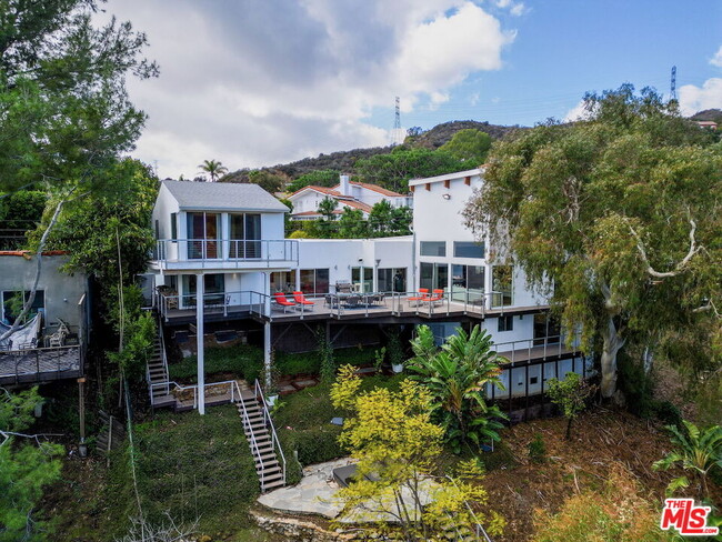 Building Photo - 2600 Carman Crest Dr