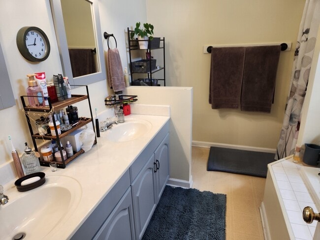 Building Photo - 100 Lesley Ln