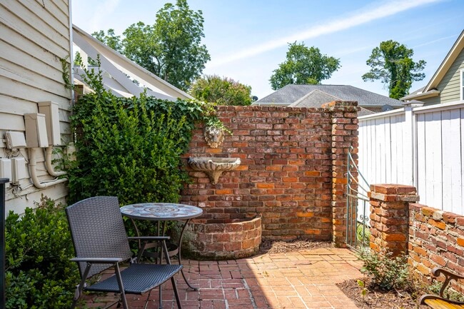 Building Photo - 241 Laurens St SW
