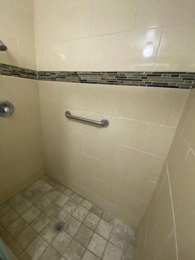 Building Photo - Single Story 4 bed, 2 bath home in central Simi Valley