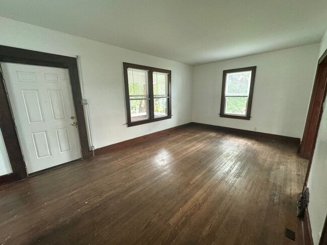 Building Photo - 5 Bedroom / 2 Bath House - Near SEMO's Cam...