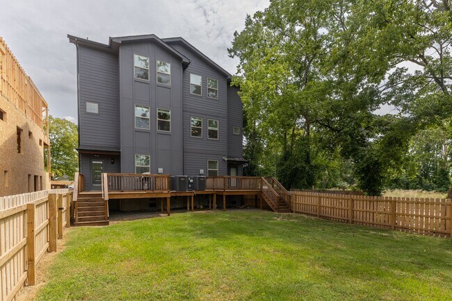 Building Photo - Great modern HPR with garage and view of t...