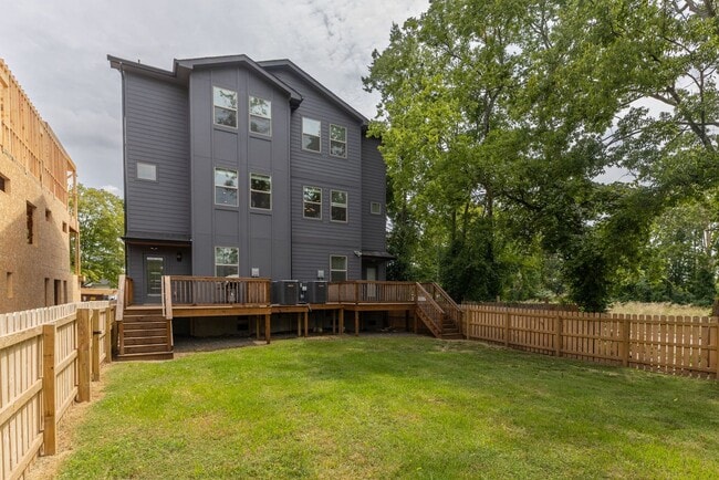 Building Photo - Great modern HPR with garage and view of the river!