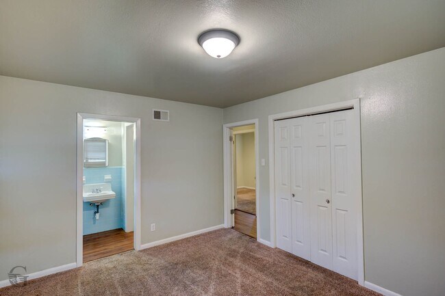 Building Photo - 2829 Doles Pl