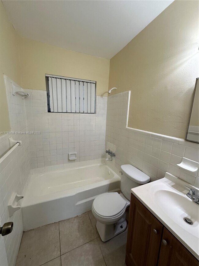 Building Photo - 148 NW 40th Ct