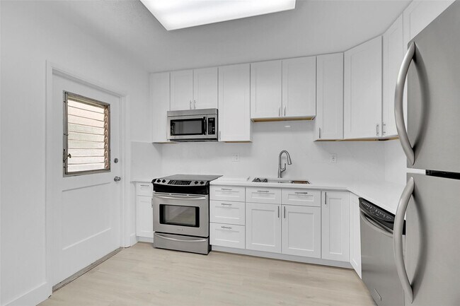 Building Photo - 2801 N Palm Aire Dr