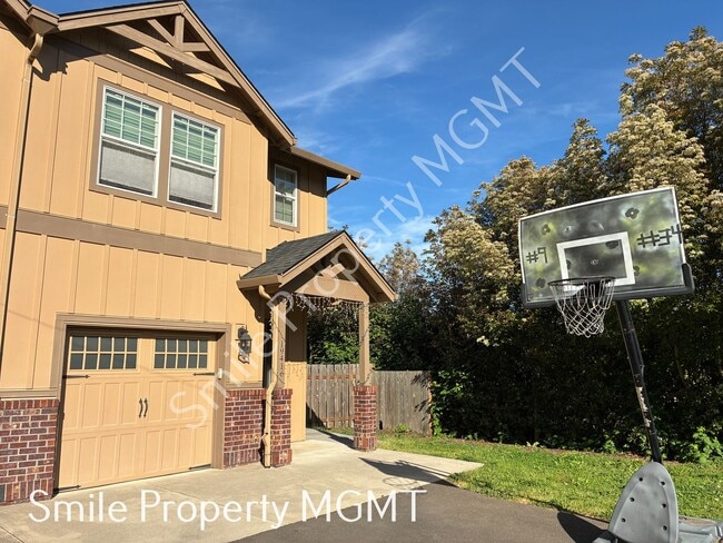 Building Photo - A beautiful 3 bedrooms and 2.5 bathrooms townhouse located in in Milwaukie city.