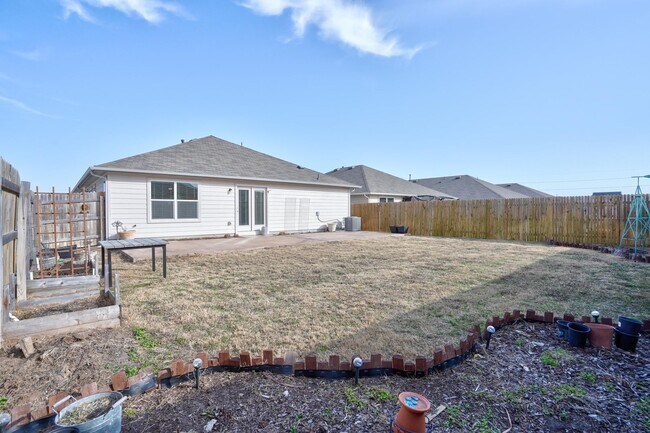 Building Photo - Charming 4/BR 2/BA One-Level Home with Spa...