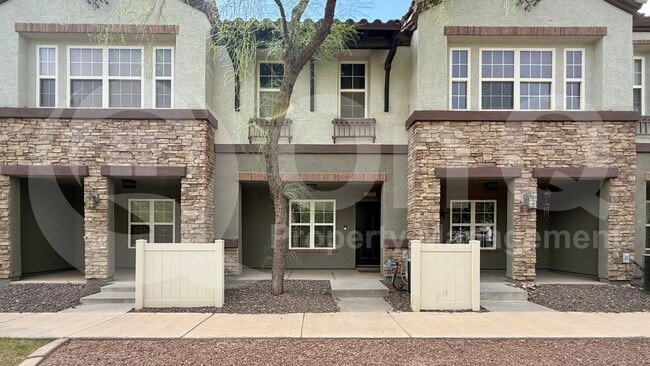 Building Photo - 2222 E Huntington Dr