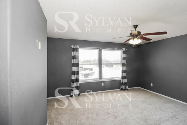 Building Photo - Your dream home awaits!