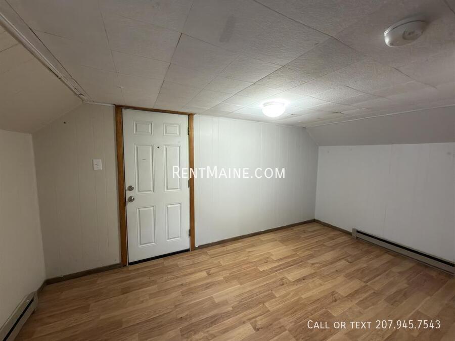 Building Photo - 589 Main St