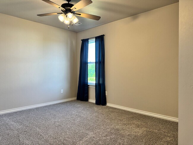 Building Photo - Spacious 3-Bedroom Home with Designer Kitc...