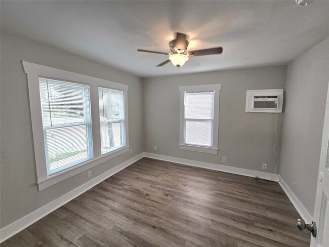 Building Photo - 2816 St Emanuel St