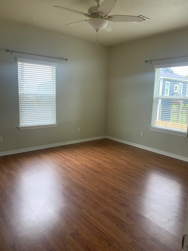 Building Photo - 909 Grunewald Ave