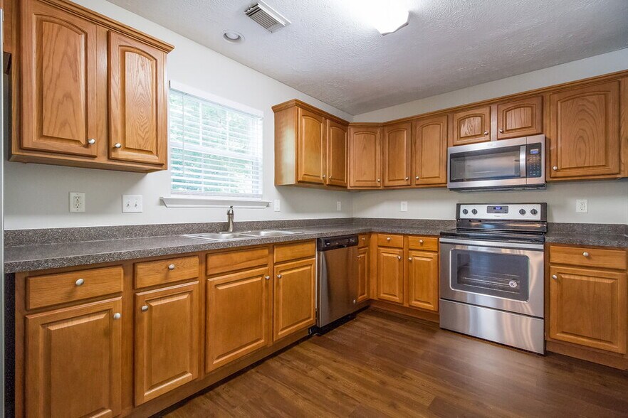 Building Photo - 365 Clearlake Dr