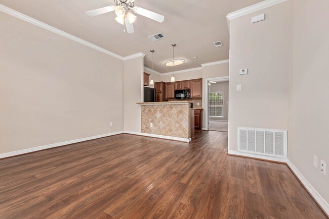 Building Photo - AUGUST PRE-LEASE!!!  Spacious 1 Bed, 1 Bat...