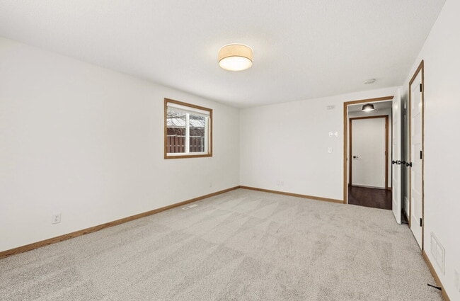 Building Photo - Nicely remodeled side by side duplex 3-Bed Home with Gleaming Hardwood Floors & New carpet in Hop...