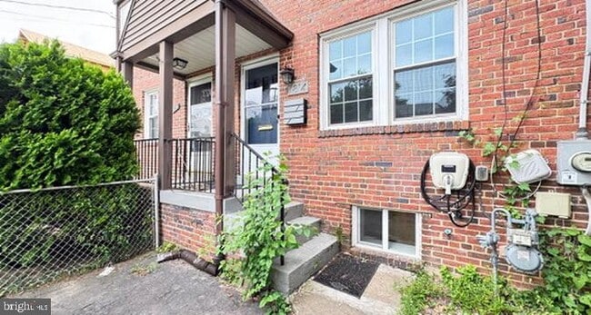Building Photo - 814 S Oak St