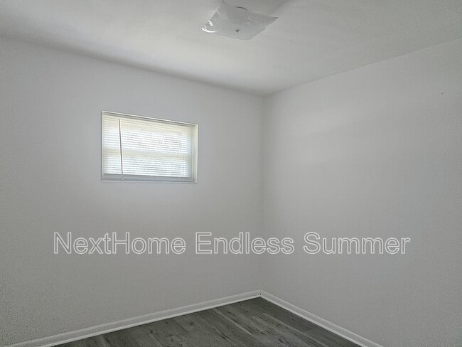 Building Photo - 329 Parkwood Dr