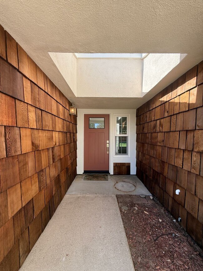 Building Photo - 1120 Village Dr