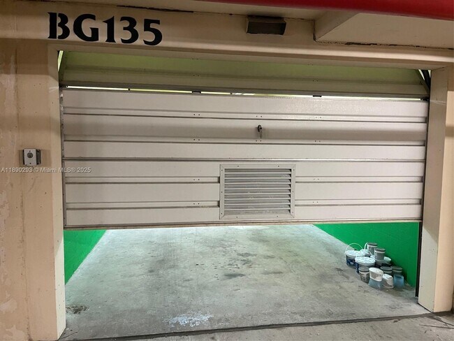 Building Photo - 520 Brickell Key Dr