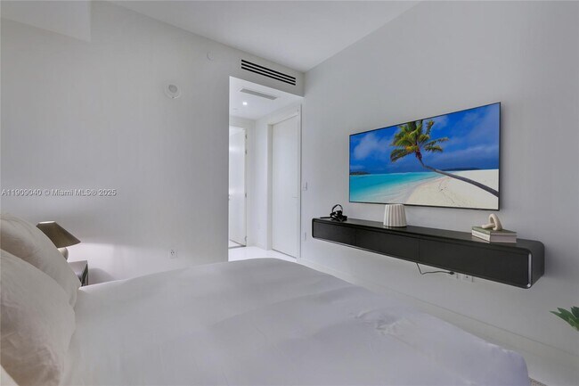 Building Photo - 300 Biscayne Blvd Way