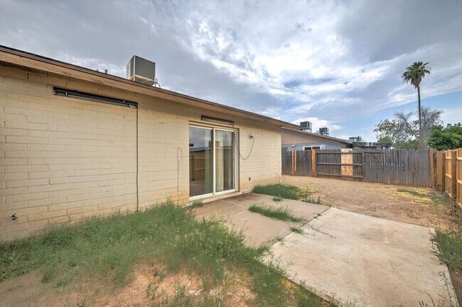 Building Photo - READY TO TOUR NOW! Adorable 2 Bath 1 Bed Home in Glendale