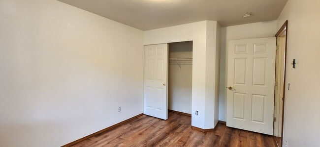 Building Photo - Refreshed 2 bed 2 bath Everett Condo $2099...