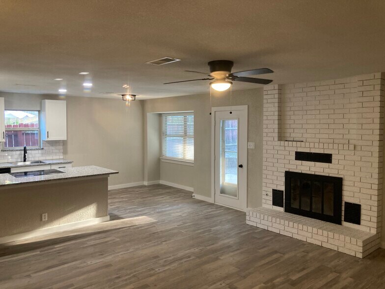 Building Photo - 908 S Bryant Ave