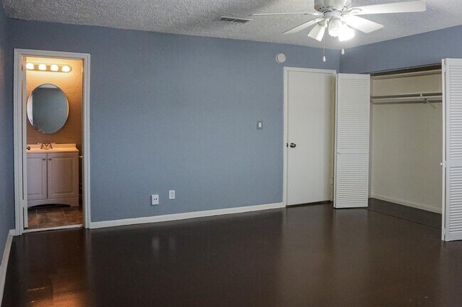 Building Photo - 10526 Hammerly Blvd