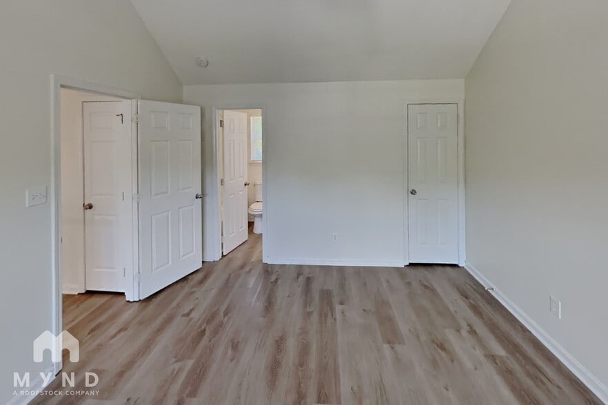 Building Photo - 219 Chattaroy Dr