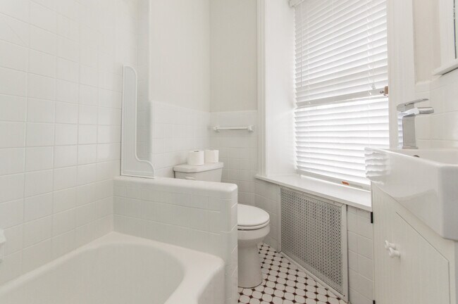 Building Photo - Hip 1 Bed/2Bath w/ Den; Gorgeous exterior and spacious interior features in Chestnut Hill!